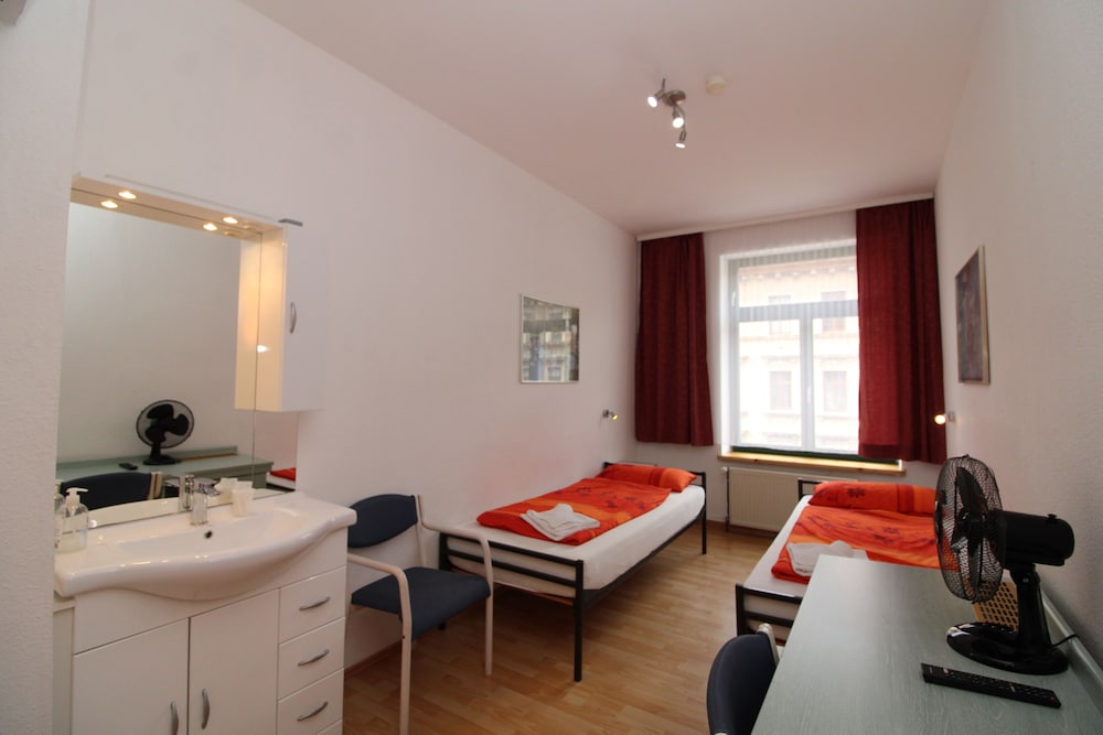 Economy Twin Room, Non Smoking, Shared Bathroom