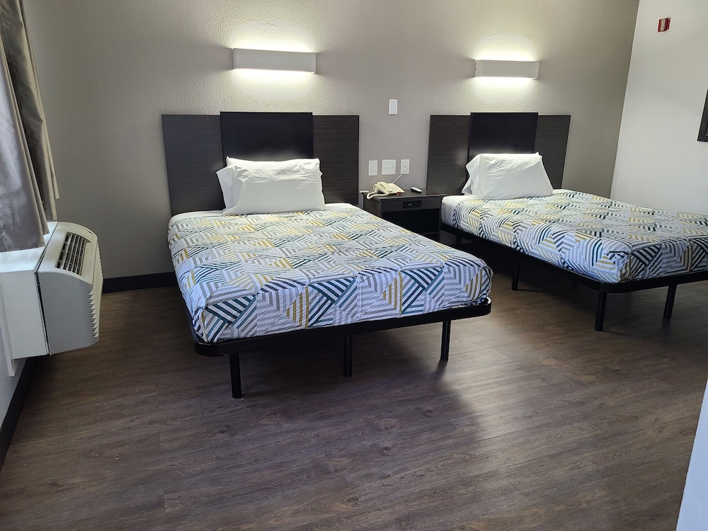 Deluxe Room, 2 Queen Beds, Smoking, Kitchenette - Photo 11