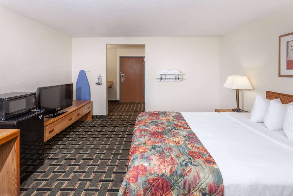 Standard Room, 1 King Bed - Photo 3