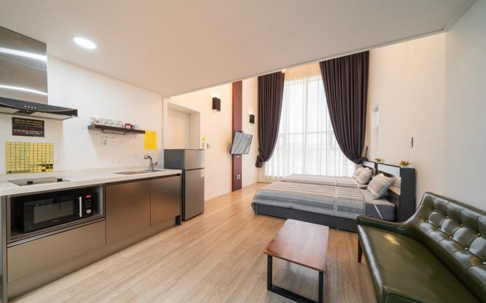 Room (Room 203 (Jetted Spa Pet Allowed))