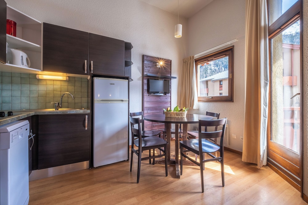 2 Bedrooms Apartment, Balcony (7 persons and 1 Baby) - Right bank of the River photo 2
