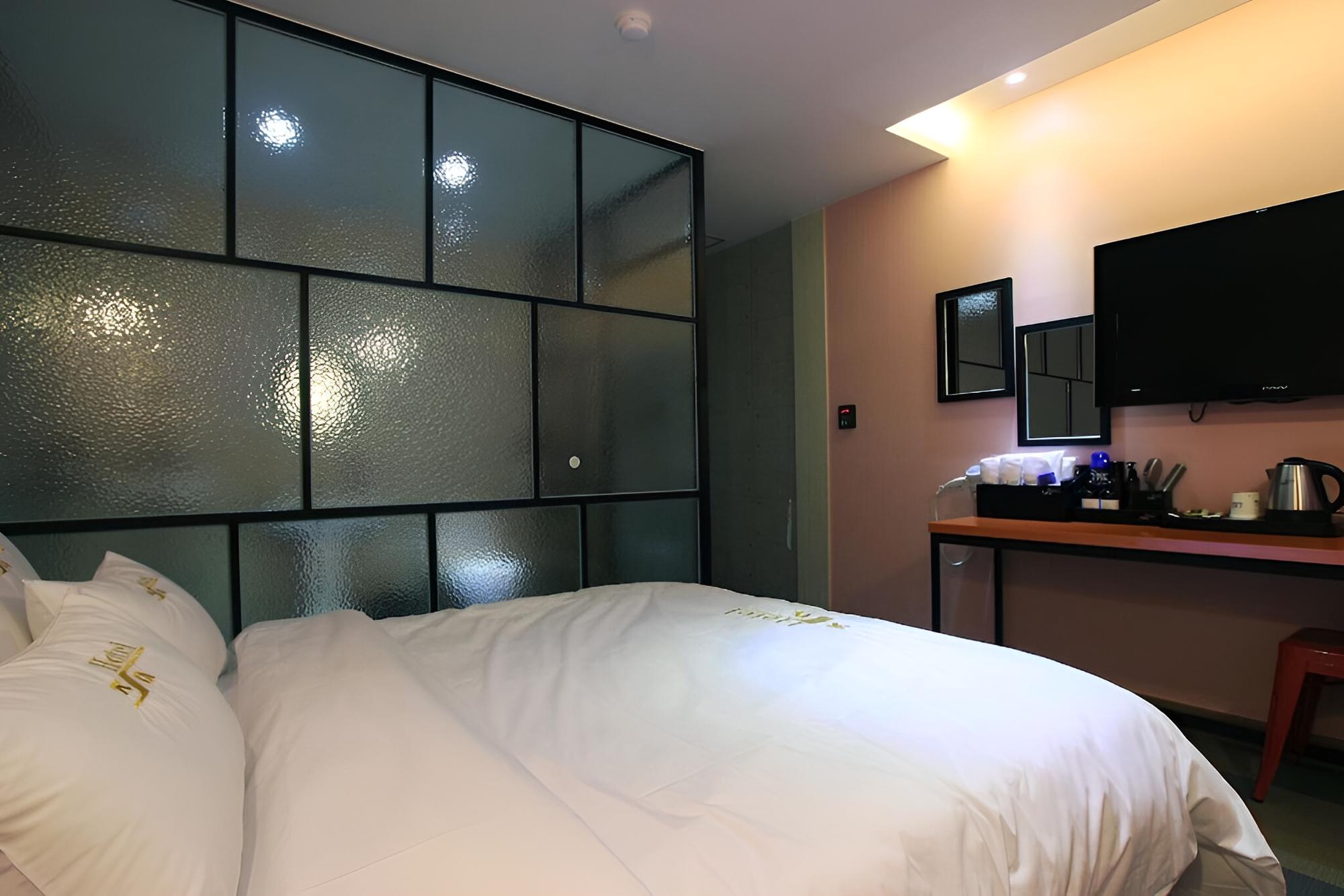 Room (Standard Room) - Photo 5