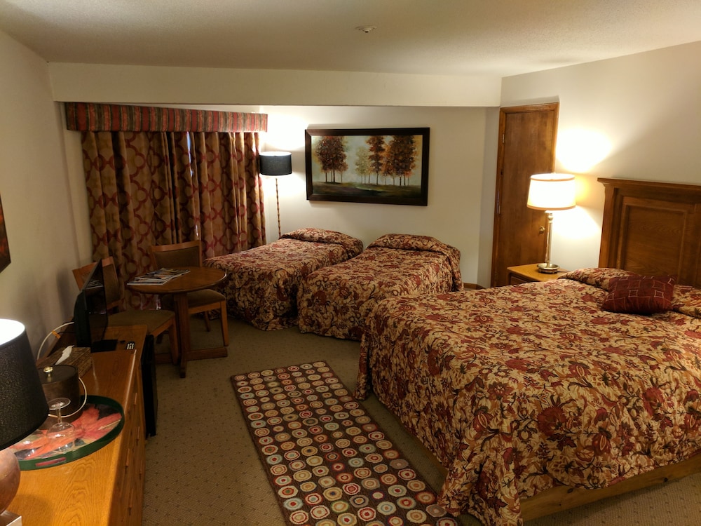 Deluxe Quadruple Room, Multiple Beds, Private Bathroom