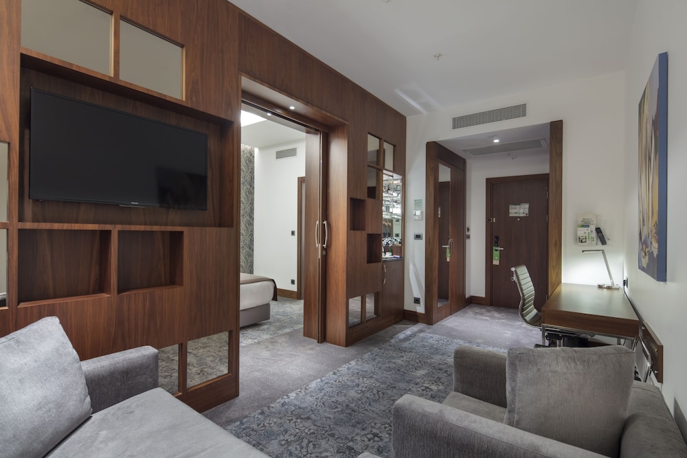 Suite, 1 King Bed, Smoking, Sea View