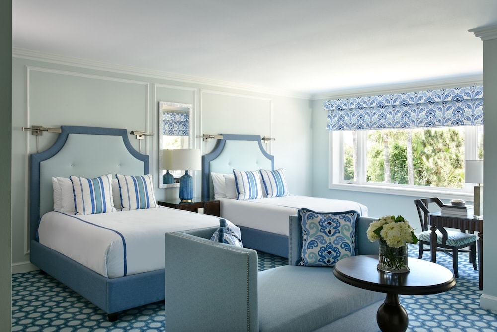 Standard Room, 1 King Bed, Partial Ocean View - Photo 2