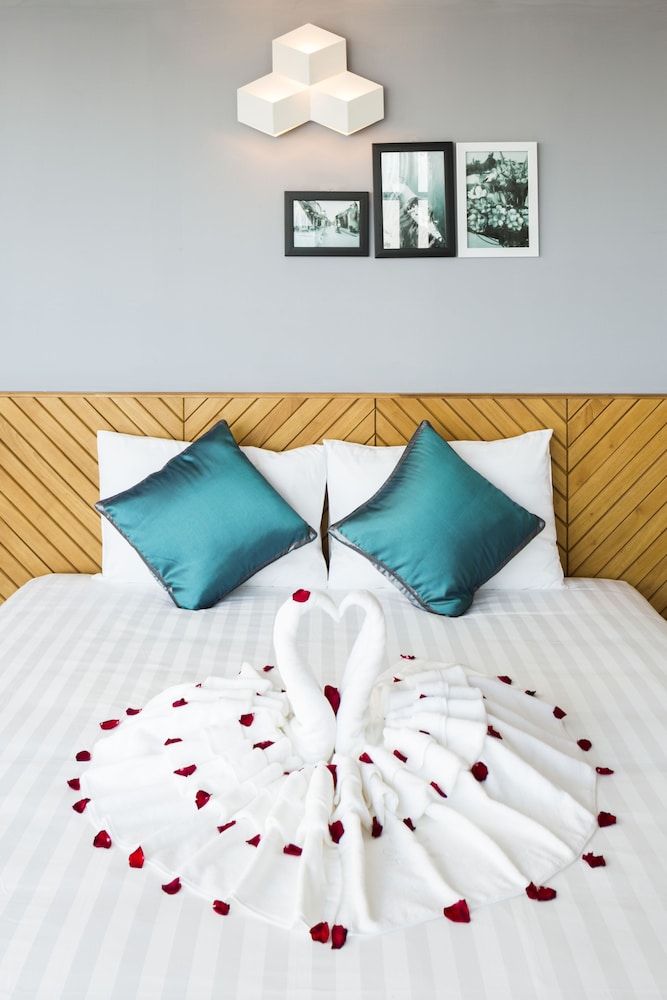 Deluxe Triple Room, Partial Ocean View photo 3