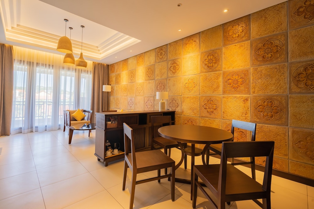Signature Suite - Photo 12