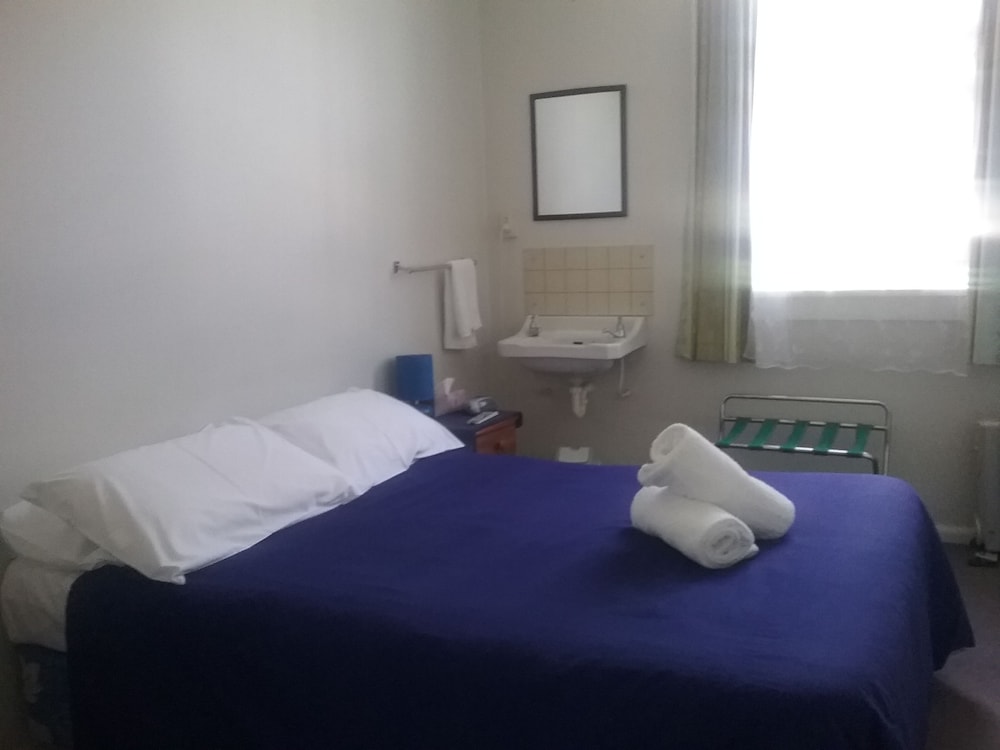 Basic Room, 1 Queen Bed, Shared Bathroom