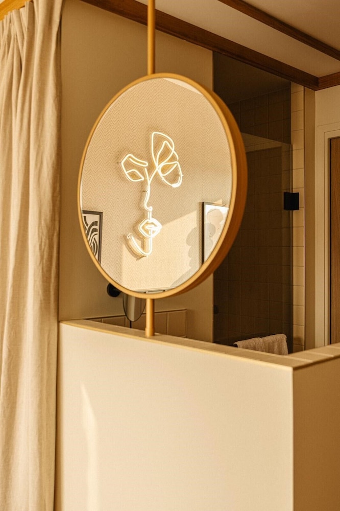 Standard Room, 1 Queen Bed (Classic Room) photo 2