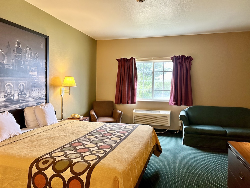 Suite, 1 King Bed, Non Smoking photo 1