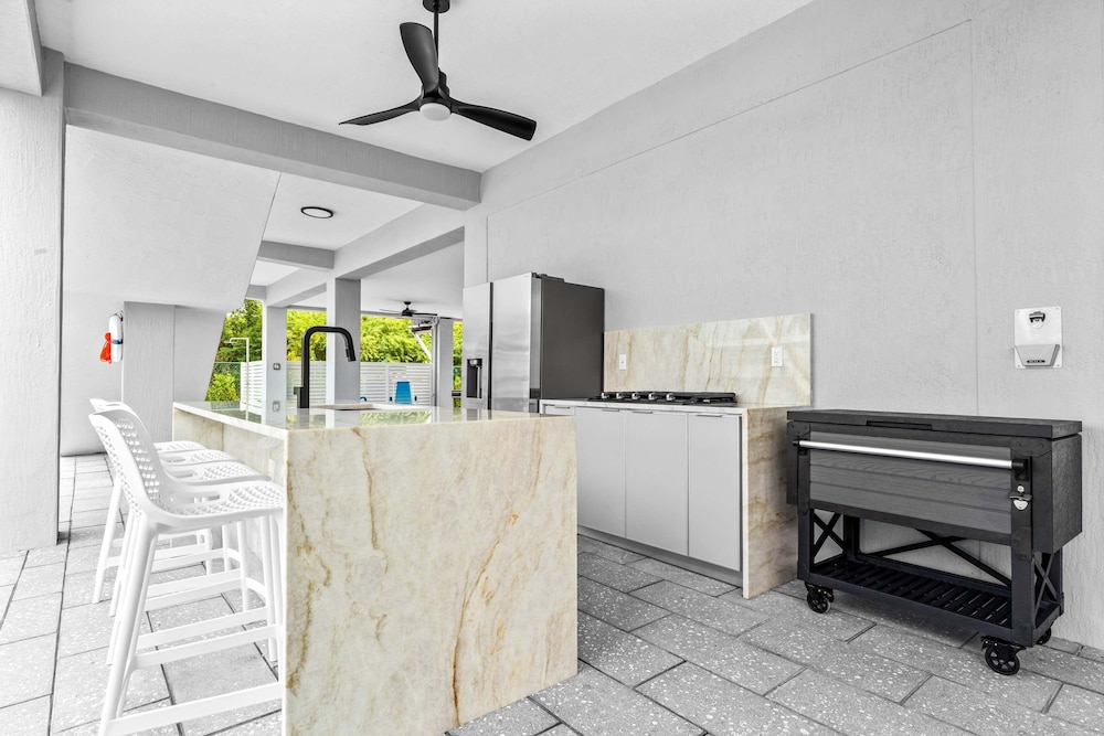 Saltwater Social Game Room Pool Dock Views, Billede 39