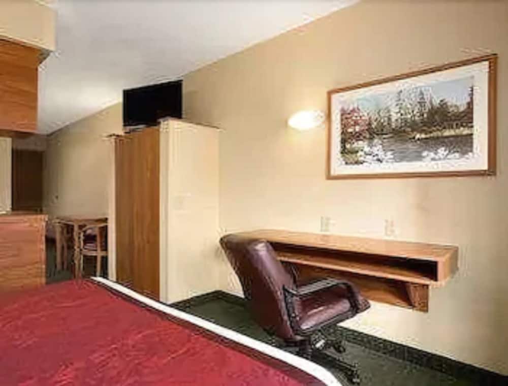 Room, 2 Queen Beds, Accessible, Non Smoking (Roll-in shower) - Photo 2