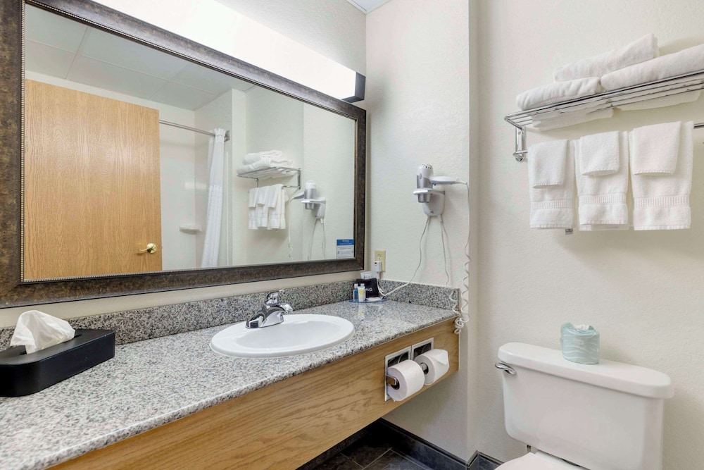 Standard Room, 2 Queen Beds - Photo 6