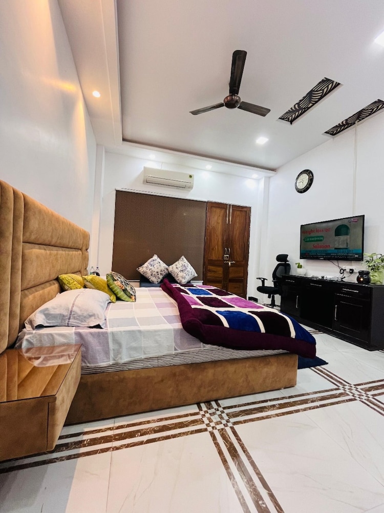 Deluxe Studio Suite - Photo 2