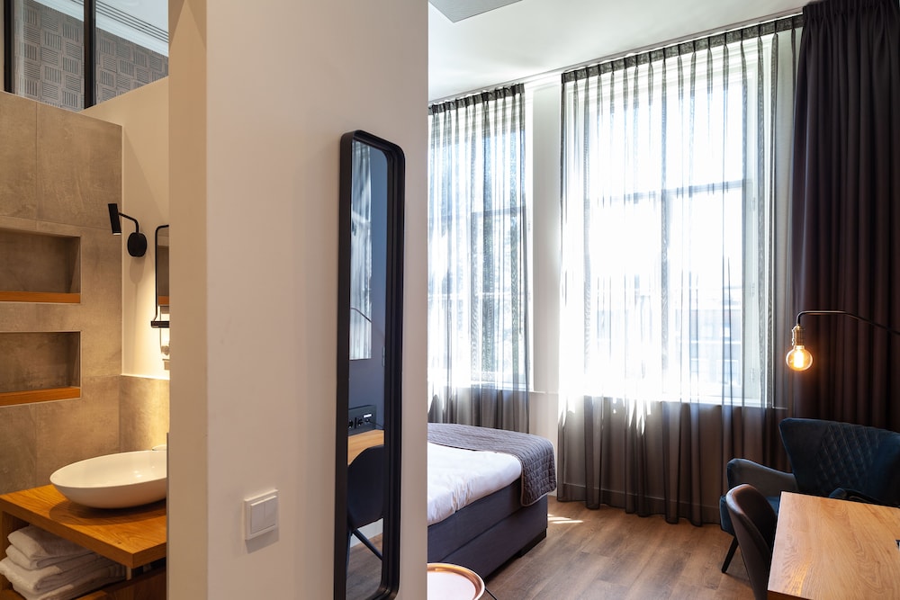 Deluxe Room, 1 Queen Bed photo 3