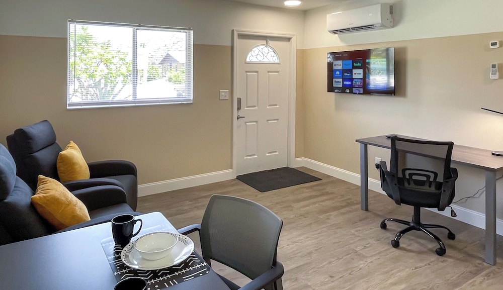 Standard Apartment, 1 Bedroom (King-Bed, Kitchenette, 1 TV)