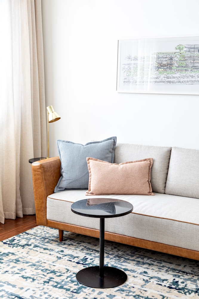 Executive Suite - Photo 8