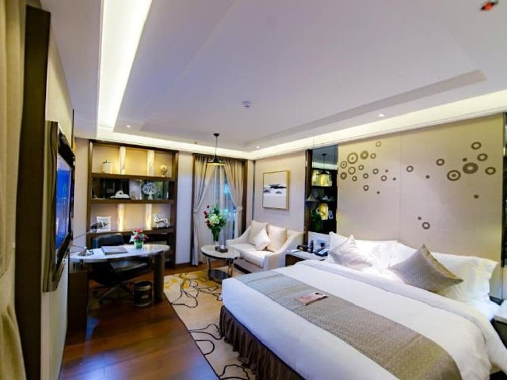 Premium Double Room, 1 King Bed, Garden View thumbnail 5