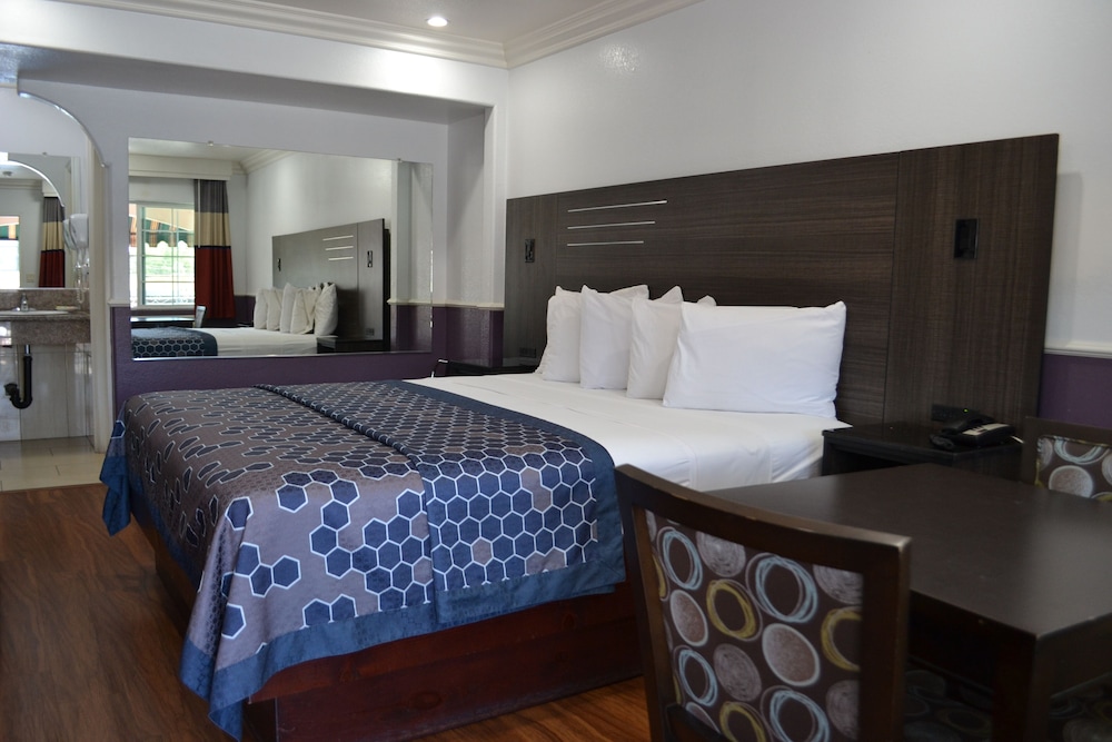 Standard Room, 1 King Bed, Non Smoking photo 2