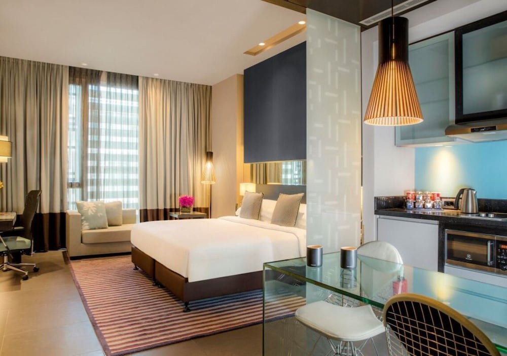 Deluxe Room, 1 King Bed photo 3