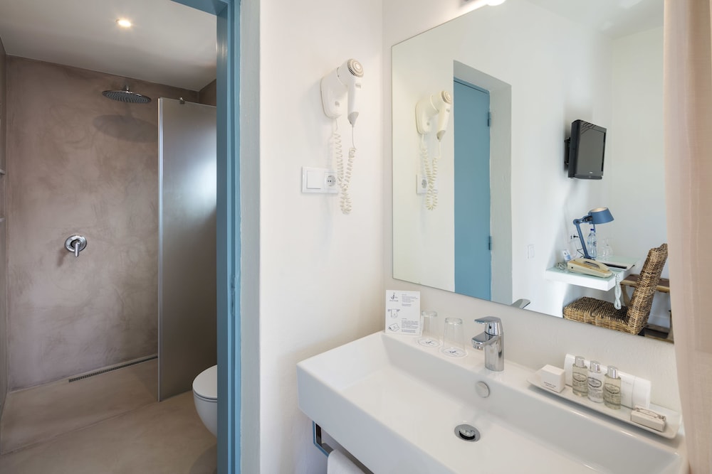 Double or Twin Room - Photo 7