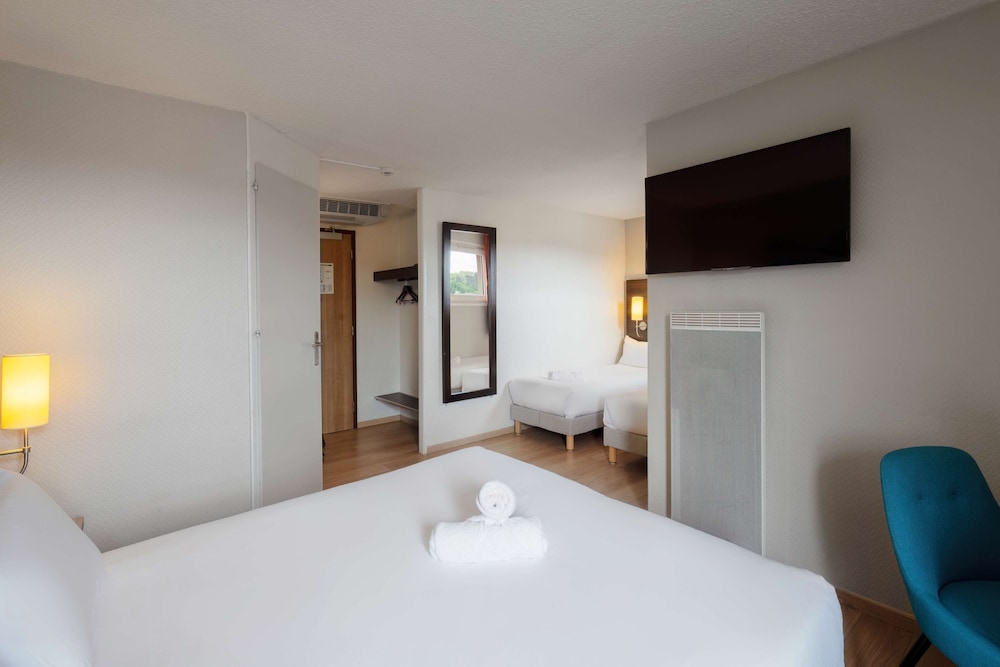 Standard Room, Multiple Beds - Photo 4