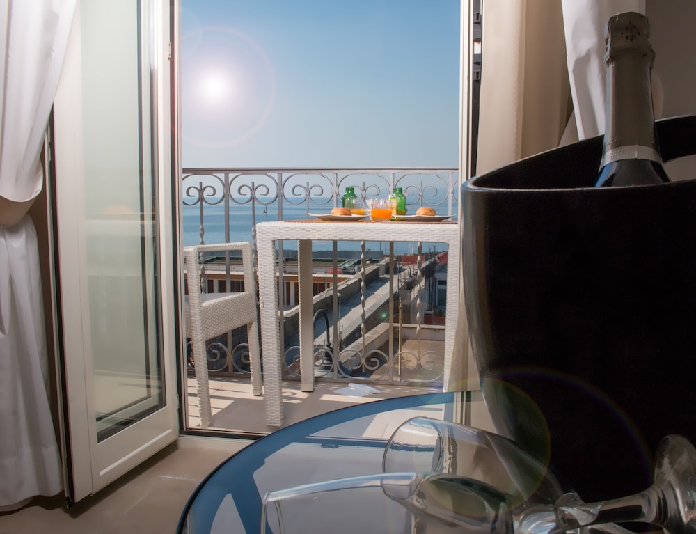 Double Room, Balcony, Sea View photo 3