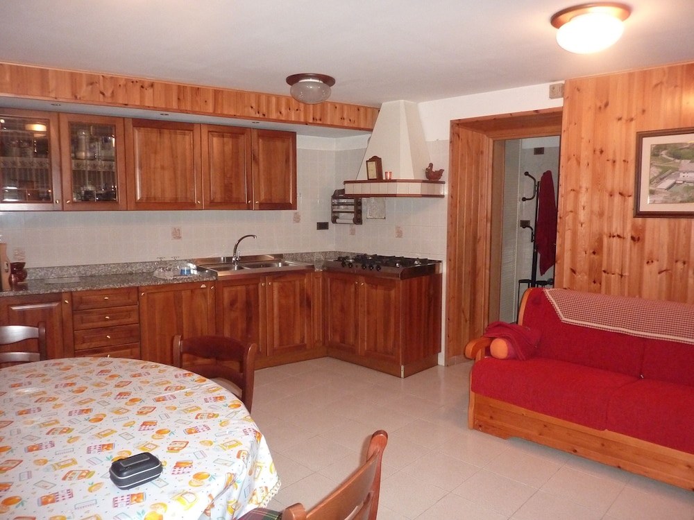 Traditional Apartment, Kitchen, Courtyard Area photo 2