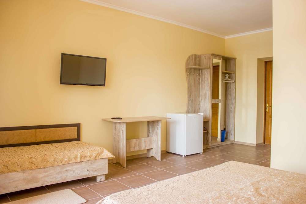 Standard Triple Room, Pool Access photo 2