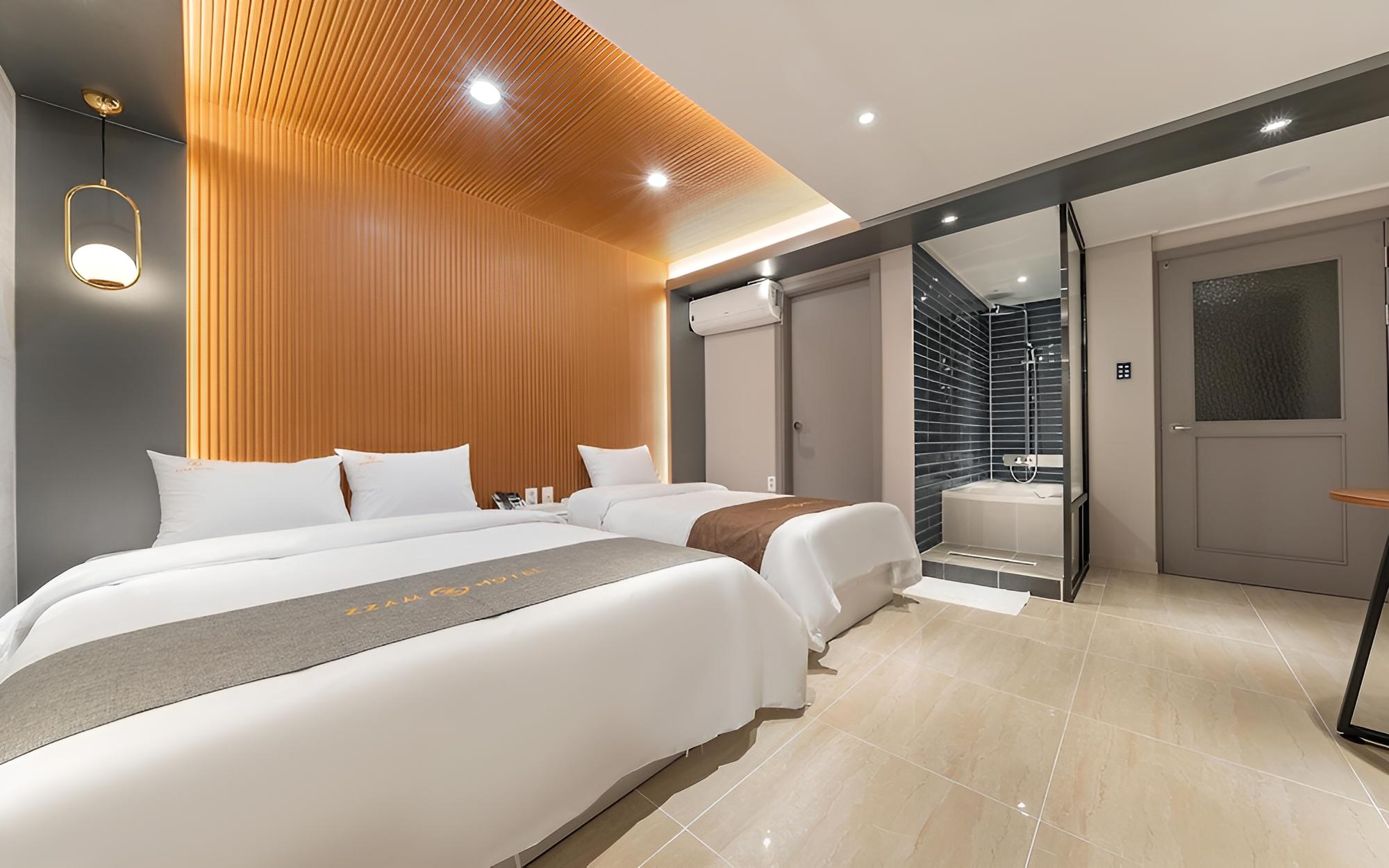 Room (DELUXE (1 PC Netflix Wave Disney+ top) - Photo 4