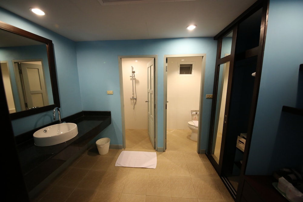 Superior Bungalow - Photo 5