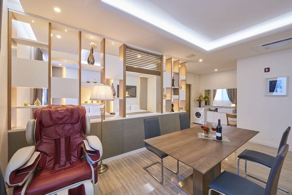 Royal Suite (Styler, Massage Chair) photo 3