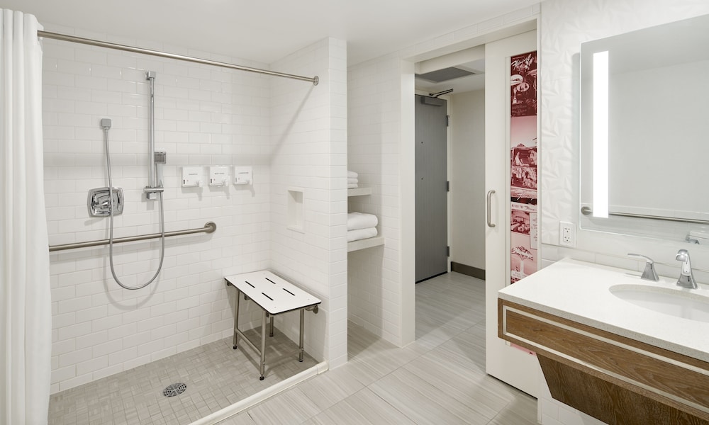 Flamingo Room, 2 Queen, Non-Smoking, Roll-In Shower - Photo 5
