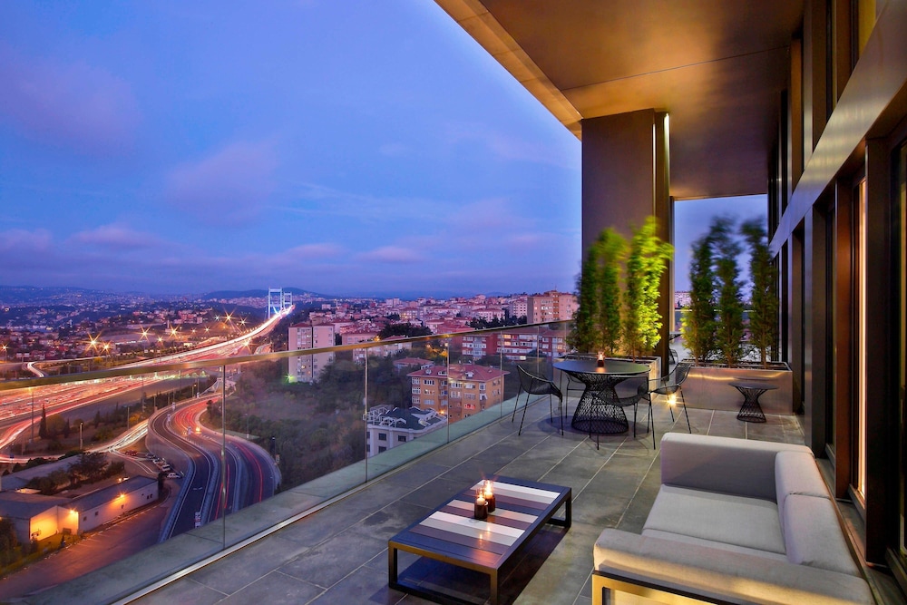 Signature Suite, Club lounge access, 1 King, Bosphorus view thumbnail 6