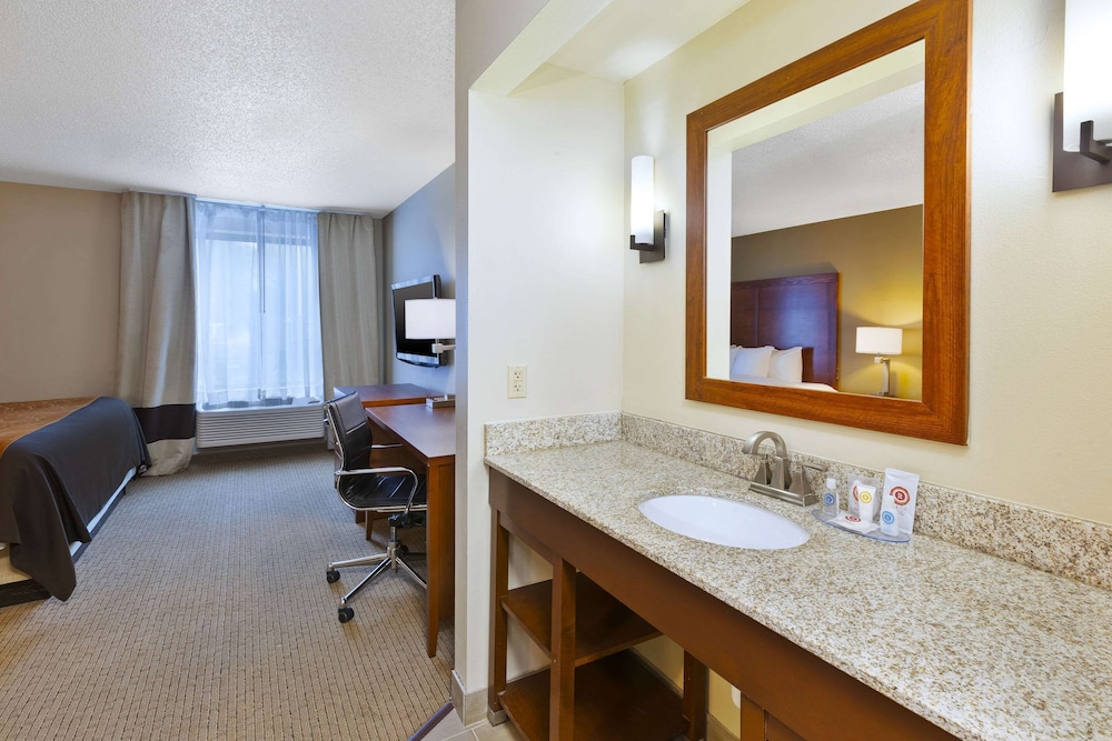 Suite, 1 King Bed with Sofa bed, Non Smoking - Photo 3