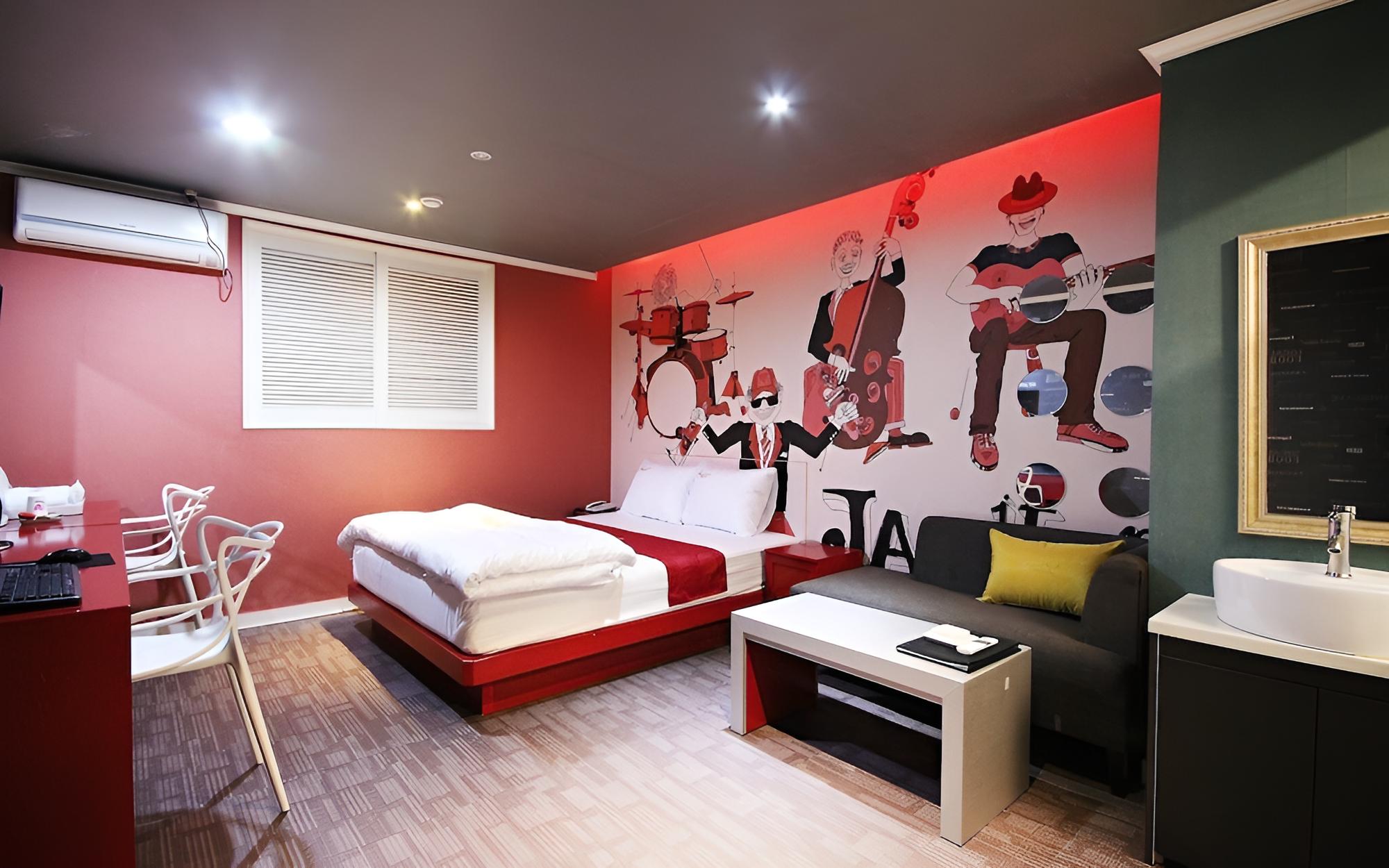 Room (Standard Room) - Photo 15