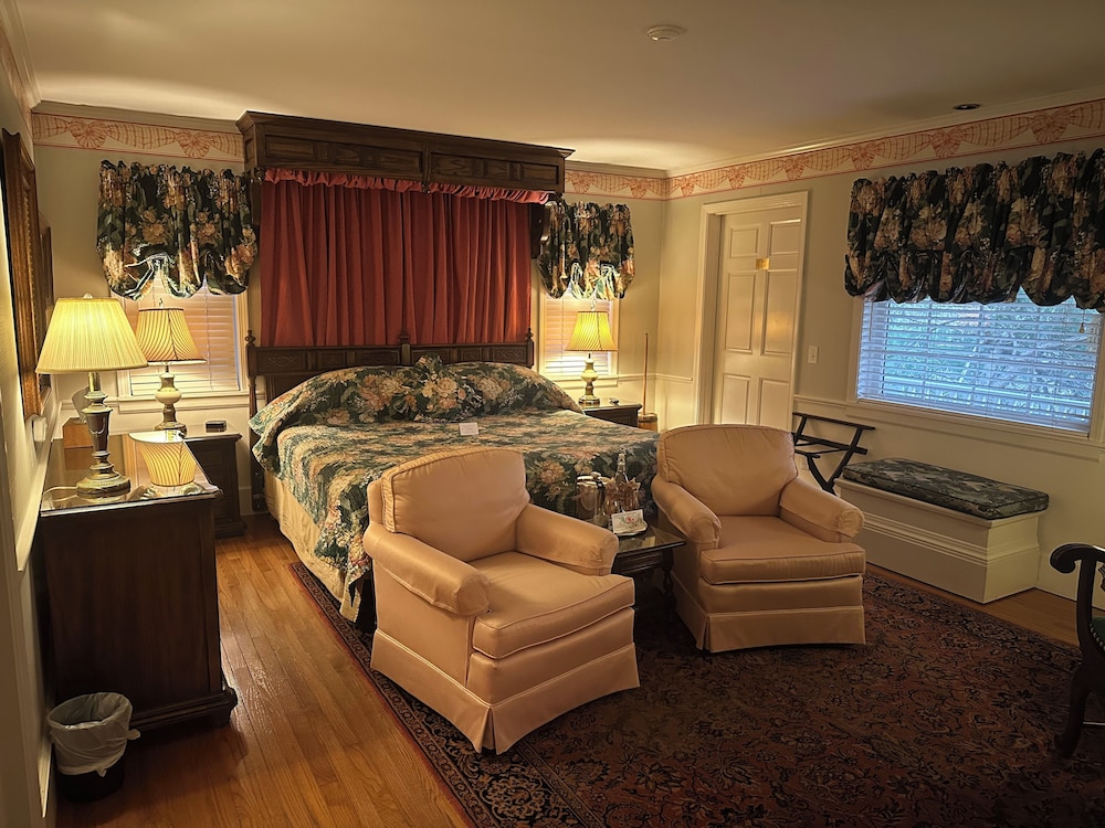 Deluxe Room, 1 King Bed photo 2