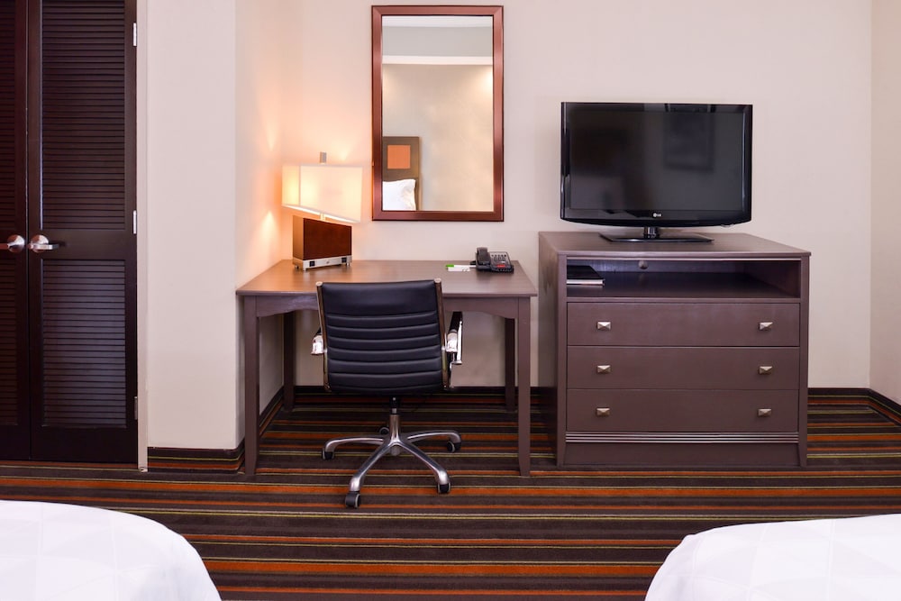 Standard Room, 2 Queen Beds, Corner photo 3