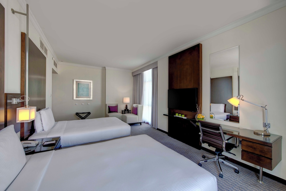 Room, 2 Twin Beds (Club Rotana Spacious Room) photo 2