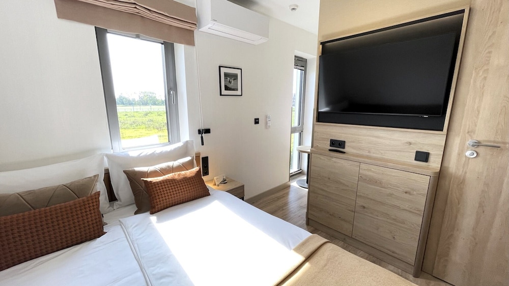 Classic Double Room, 1 Queen Bed, Pool Access, Beachside photo 3