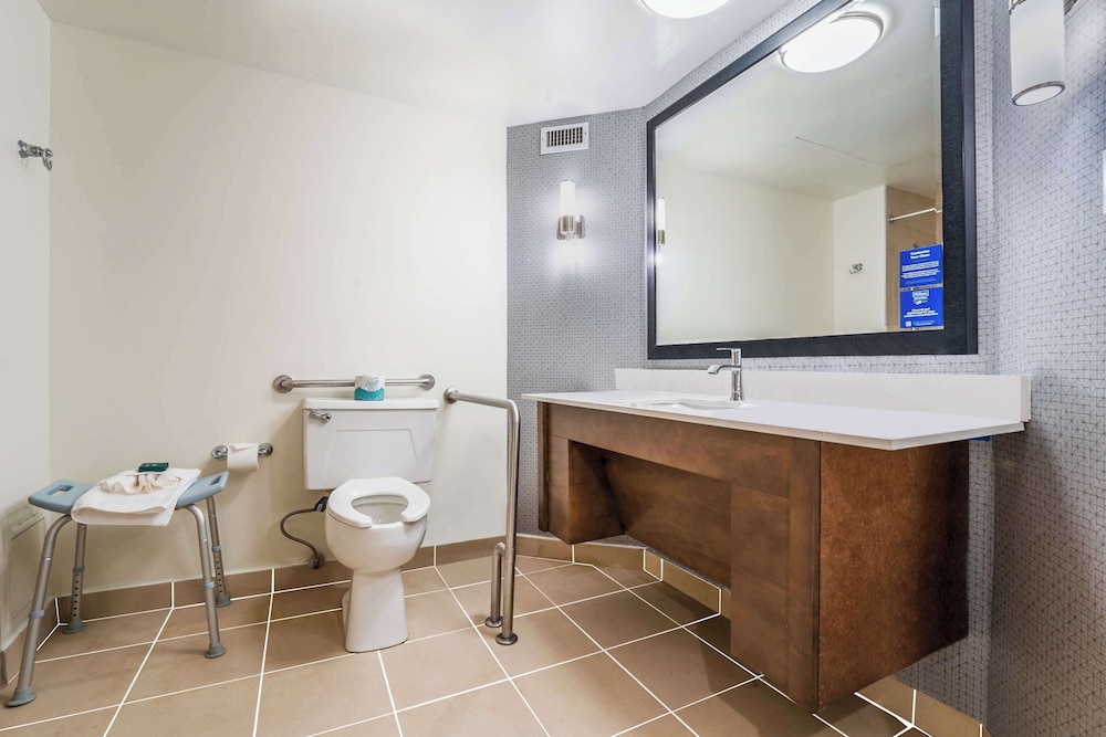 Room, 2 Queen Beds (Mobility, Hearing, Roll-In Shower) - Photo 4