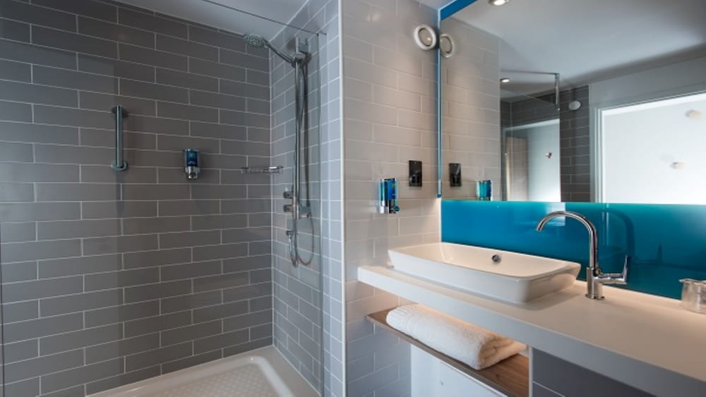 Standard Room, 1 Queen Bed, Accessible (Free Breakfast) - Photo 3