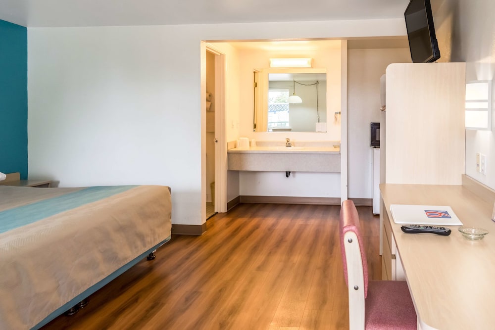 Standard Room, 1 King Bed, Non Smoking - Photo 4
