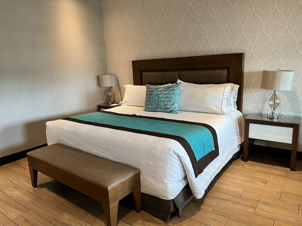Classic Suite, 1 King Bed, Kitchenette photo 3