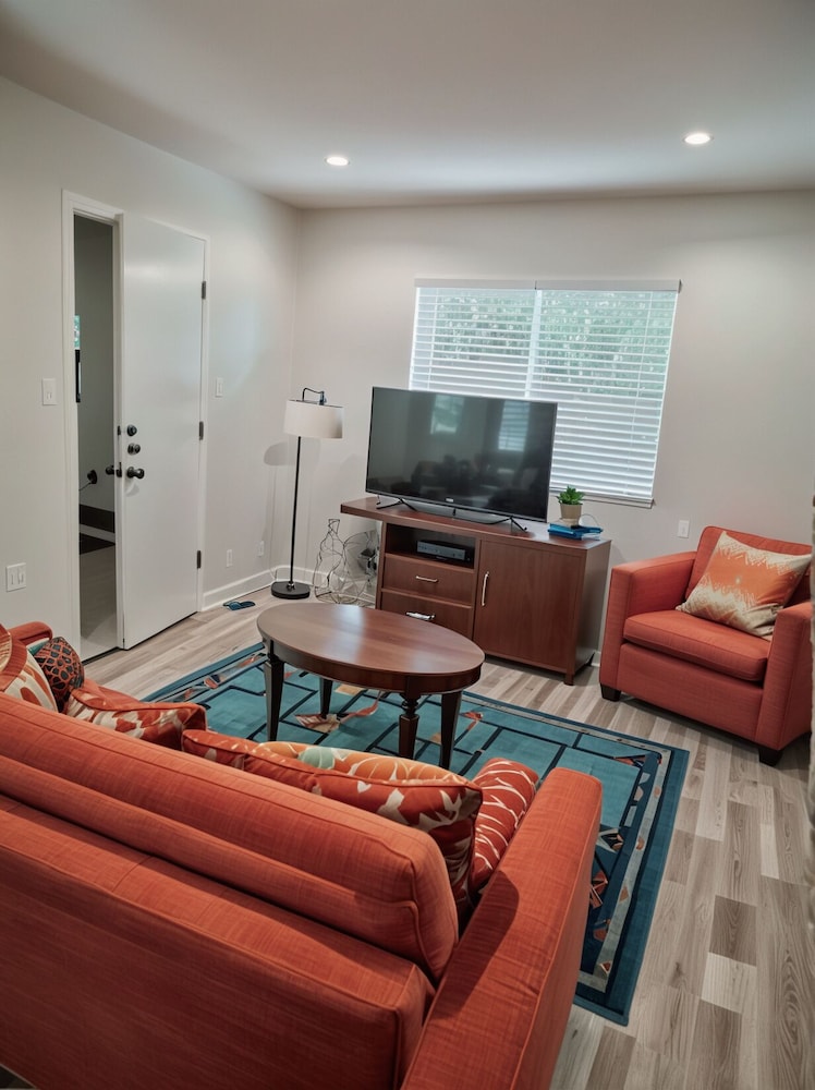 Luxury Townhome, 4 Bedrooms