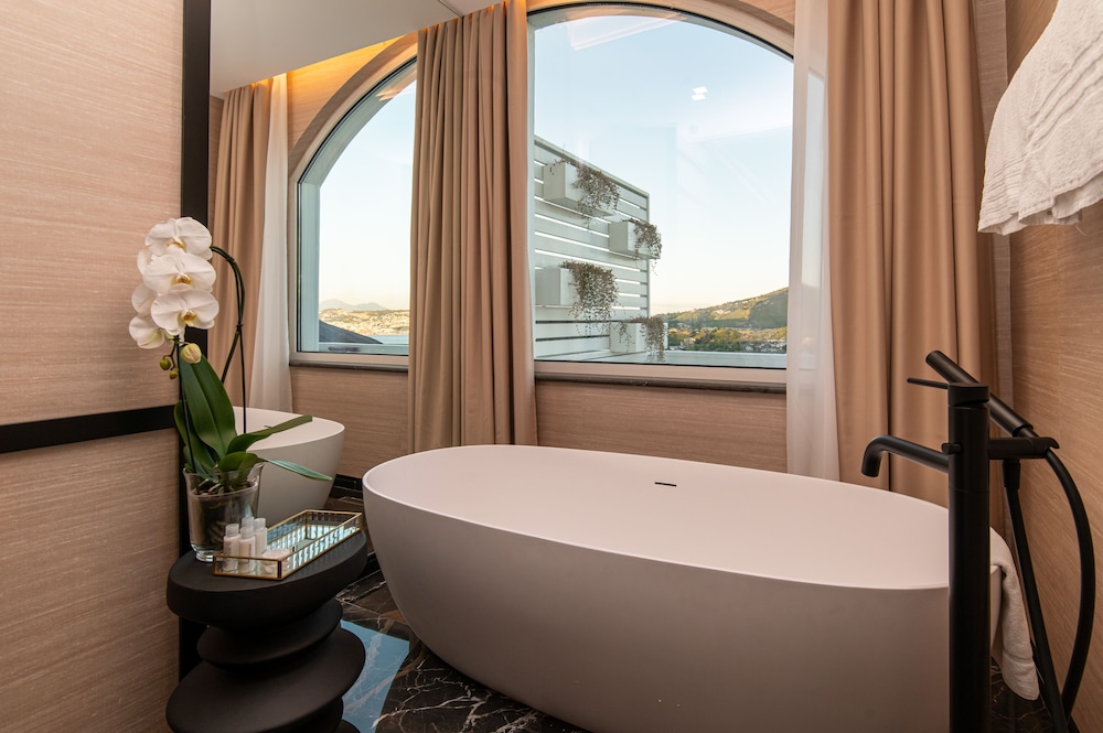 Executive Studio Suite, Bathtub photo 2