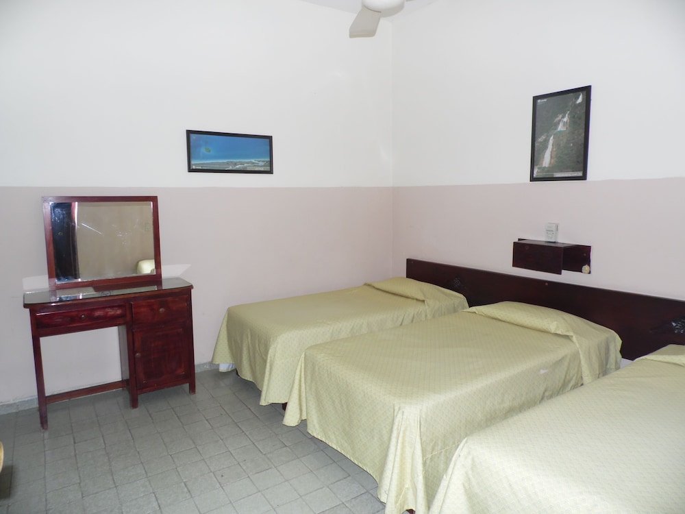 Standard Room, 3 Twin Beds photo 1