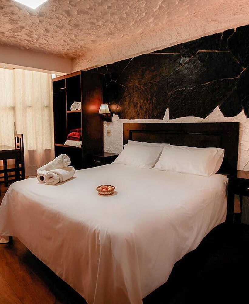 Double Room, 1 King Bed, Private Bathroom, City View photo 3