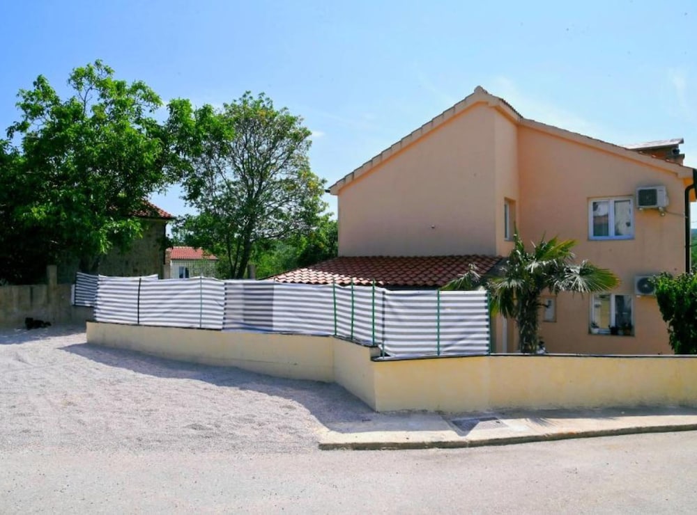 House (Four Bedroom Holiday Home with Pool)