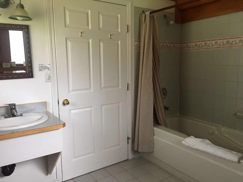 Red Room Queen Bed - Accessible Features photo 3